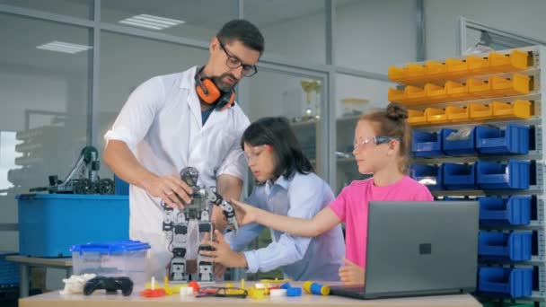学校科学教师学习机器人技术与聪明的学生. — 图库视频影像