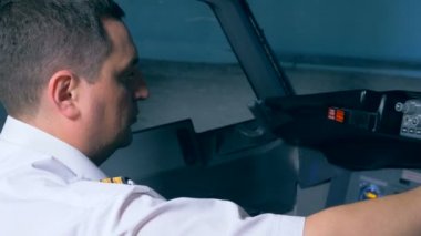 Uçuş öğretmeni konsol anahtarları düzenleyen