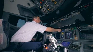 Profesyonel aiplane pilot göstergeleri kokpit kabin uçuş güvertesinde dönüyor.