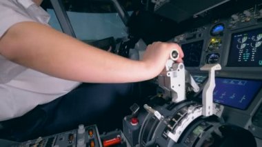Erkek pilot uçağı almaya hazırlanıyor. Kokpit kabin uçuş güvertesi.