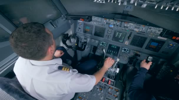 Flygplan flyger processen utförs av två män i en cockpit — Stockvideo