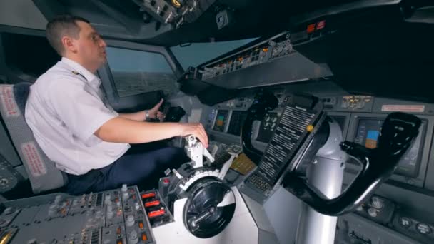 Pesawat sedang diatur oleh pilot profesional selama penerbangan. Cockpit kabin dek penerbangan . — Stok Video