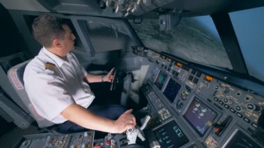 Bir profesyonel pilot tarafından gerçekleştirilen işlem iken, bir başlangıç. Kokpit kabin uçuş güvertesi.
