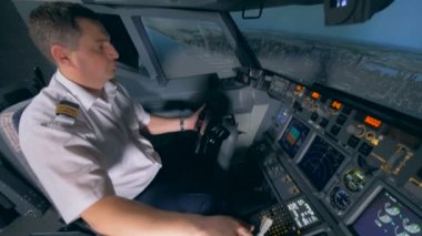 Pilotlar uçuş sırasında bir kumanda kolu için tutan el. Modern yolcu uçak kabin iç.