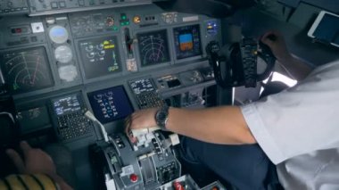 İçinde oturan pilotlar ile işleyen bir uçak kokpit iç