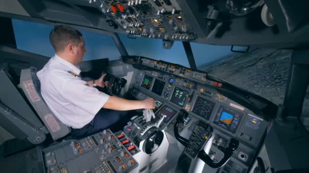 Instructor de vuelo está dando la vuelta al avión durante un vuelo en avión . — Vídeos de Stock