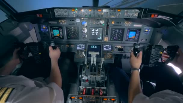 Deux aviateurs survolent la surface de l'eau. Vue depuis la cabine de l'avion . — Video