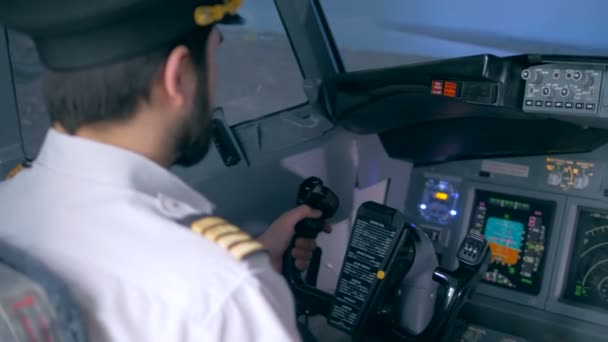 Achteraanzicht van een mannelijke piloot een vliegtuig beheren — Stockvideo