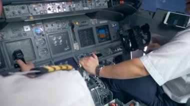 Uçağın iç. Pilot Push el motor kontrol kolu tanıtıcı kalkış sırasında itme..