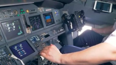 Uçak uçak kokpit içinde bir profesyonel pilot tarafından tutulan işlem işleme