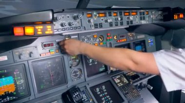 Bir uçak konsolunun göstergeleri ve kapalı bir pilot tarafından anahtarlanır
