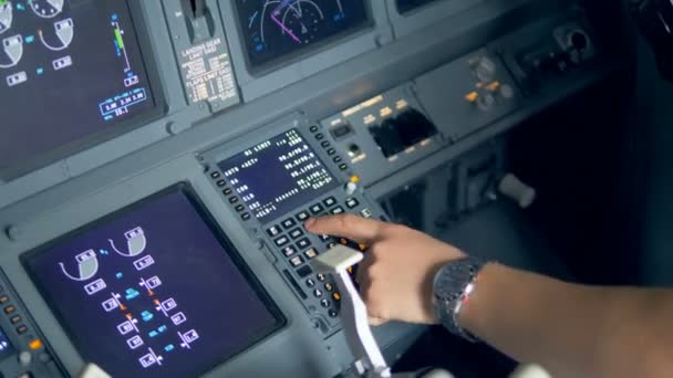 Pilot gibt Daten in Flugzeugsteuerungssystem ein. — Stockvideo