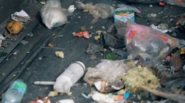 Çöp geri dönüşüm için hazır bir sürü kapatın. Çöp bir fabrikada, hareketli özel bir satıra gider.