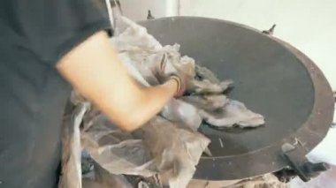 Fabrika işçisi büyük değirmen çöp makineye geri dönüşüm için kullanır. 4k.