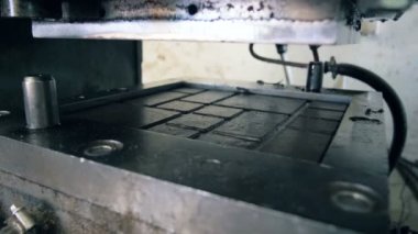 Makine basarak bir geri dönüşüm tesisi de çalışır.