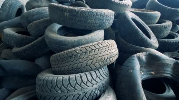 Muchos neumáticos usados, de cerca. Los neumáticos viejos se amontonan en un vertedero. 4K . — Vídeos de Stock