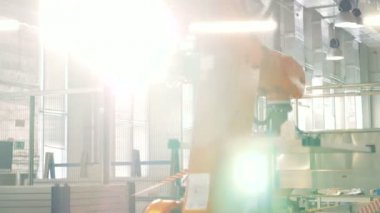 Otomatik modern endüstriyel robot kol fabrika tesisinde çalışıyor..