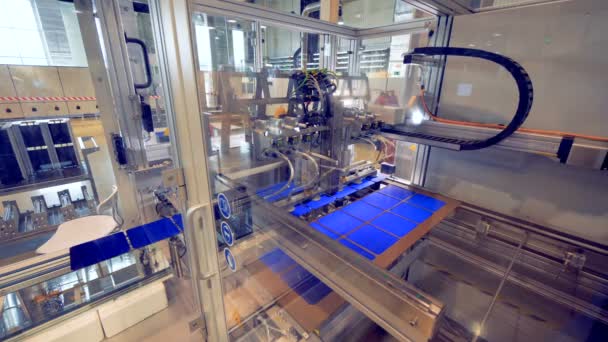 Mecanismo de fábrica de reubicación de células solares. Equipo automatizado de fábrica moderno . — Vídeos de Stock
