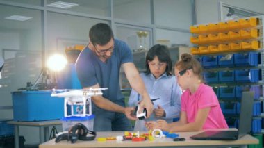 Okul çocukları keşfetmek uçak, helikopter, uçak bir teknoloji sınıfta bir öğretmen ile.