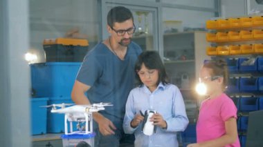 Çocuklar okulda helikopter keşfetmek, teknoloji sınıfında bir öğretmenle robot.