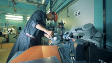 Bir odada protez elle adam işçisi ve düzgün çalışıyor. 4k.