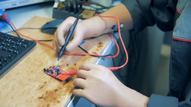 One-Man controleert een spanning van computerapparatuur, close-up. — Stockvideo