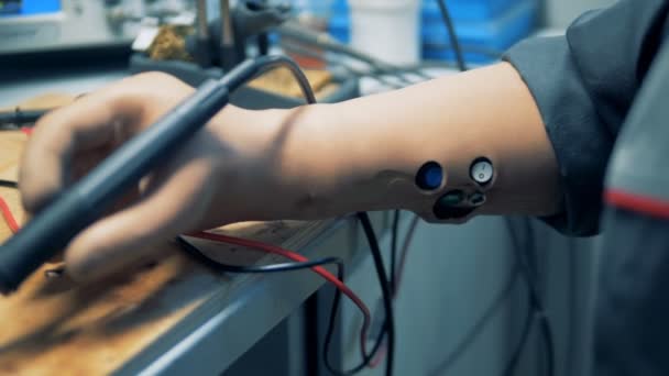 A worker with modern prosthesis, close up. — Stock Video