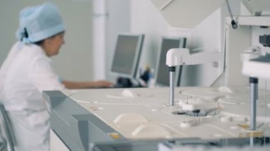 Biyokimyasal makine bir laboratuvar iş yerinde birkaç işçi ile analiz