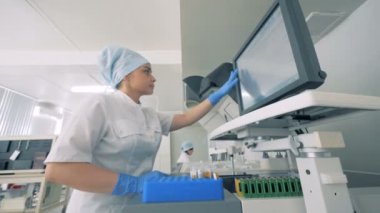 Laboratuar ünitesi ile işleyen ekipman ve çeşitli kadın uzmanlar içinde çalışma