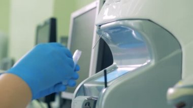 Biyolojik örnek makine analiz ederek test edilir
