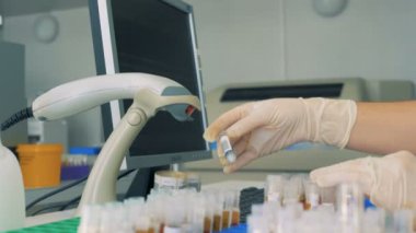 Bar kodlar, test tüpleri taranır