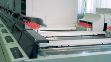 Test tüpleri konveyör bant kaldırılır