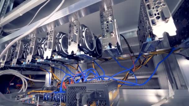 Sala Cheia de Servidores Racks com GPU para mineração de bitcoin . — Vídeo de Stock