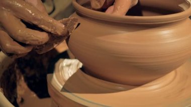 Çanak çömlek işçi düzgünleştirir bir vazo, yakın çekim.