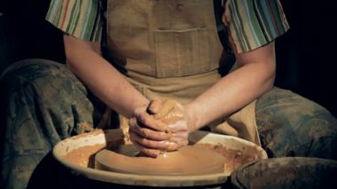 İşlem kil kalıplama, yakın çekim. Üzerinde özel bir tekerlek dönme sırasında kil çömlek çalışan presler.