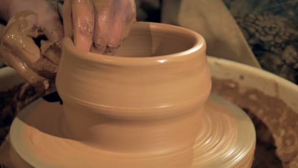 Een proces van het maken van pot, close-up. Jar molding op het aardewerk wiel. — Stockvideo