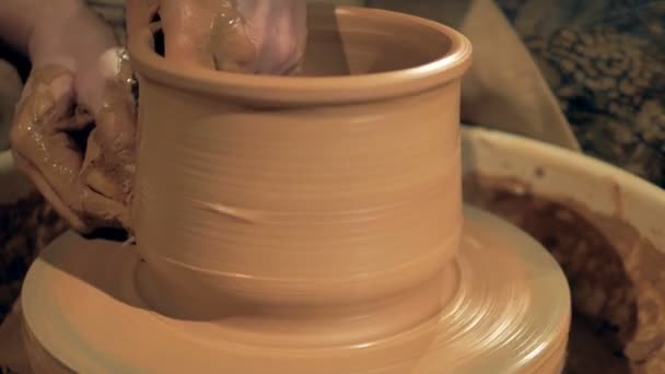 Potier crée un vase en argile sur une roue spéciale . — Video