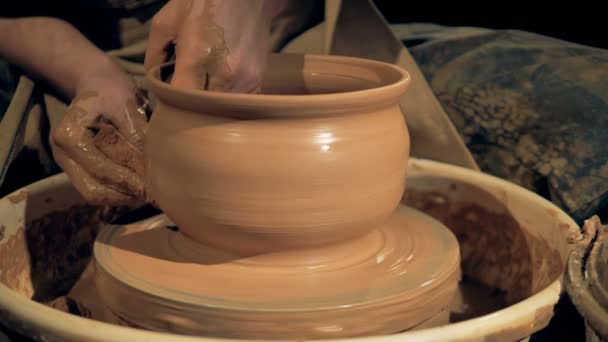 Vase en argile tournant sur une roue de poterie, gros plan . — Video