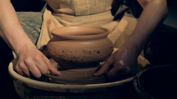Il lavoratore di ceramica toglie un vaso da una ruota, usando una linea speciale . — Video Stock