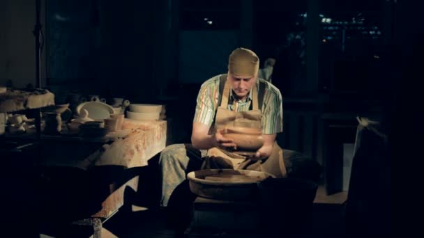 Professional potter removing a pot from a wheel. — Stock Video