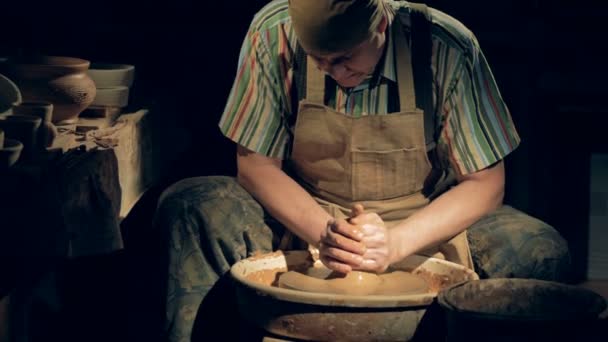Un vasaio lavora con argilla su una ruota . — Video Stock