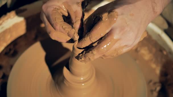 Een pottenbakker raakt clay op het wiel, close-up. — Stockvideo