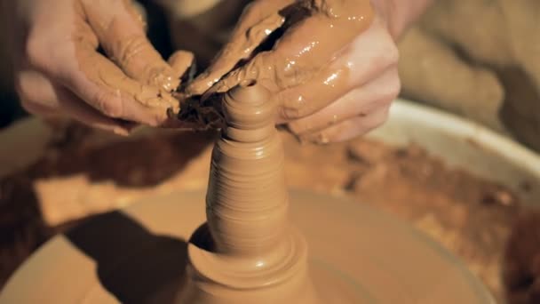 La creación de un jarrón de barro en una cerámica, de cerca . — Vídeo de stock