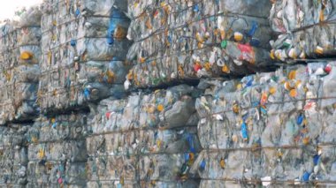 Birden fazla blok plastik çöp depolanan açık havada. Geri dönüşüm kavramı.