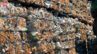 Preslenmiş çöp blok kullanılan plastik malzemeden oluşur. Geri dönüşüm kavramı.