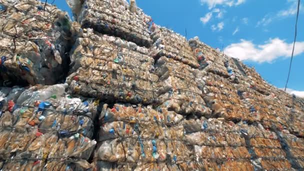 Bastantes blocos de lixo empilhados com plástico pronto para reciclagem adicional . — Vídeo de Stock