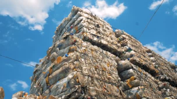 Concept de recyclage. Dépôt d'ordures avec blocs compressés de plastique — Video