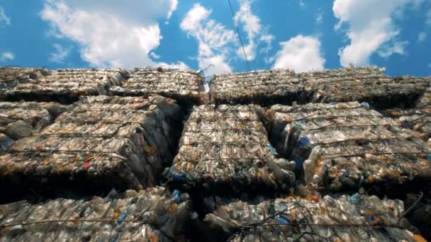 Montones de basura con plástico en un depósito de residuos al aire libre. Concepto de reciclaje . — Vídeos de Stock