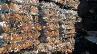 Paketleri içinde açık havada atık kasası bulunan plastik yığını. Fabrika geri dönüşüm.