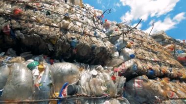 Plastik Çöp birden çok bloklu sitesini damping açık havada. Fabrika geri dönüşüm.